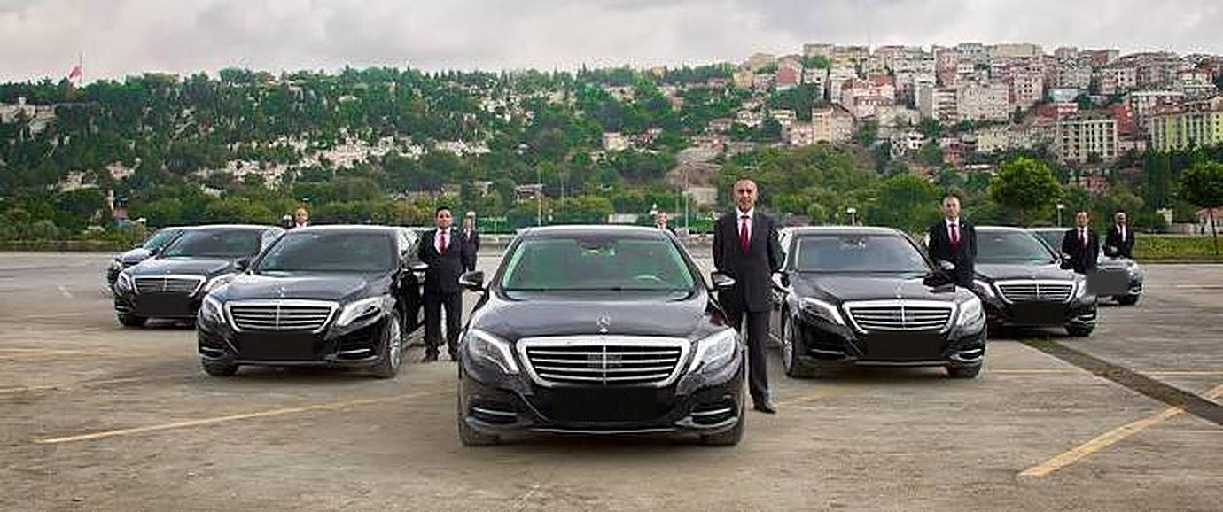 Yaşaroğlu filosundan siyah Mercedes-Benz limuzinler ve takım elbiseli şoförleri